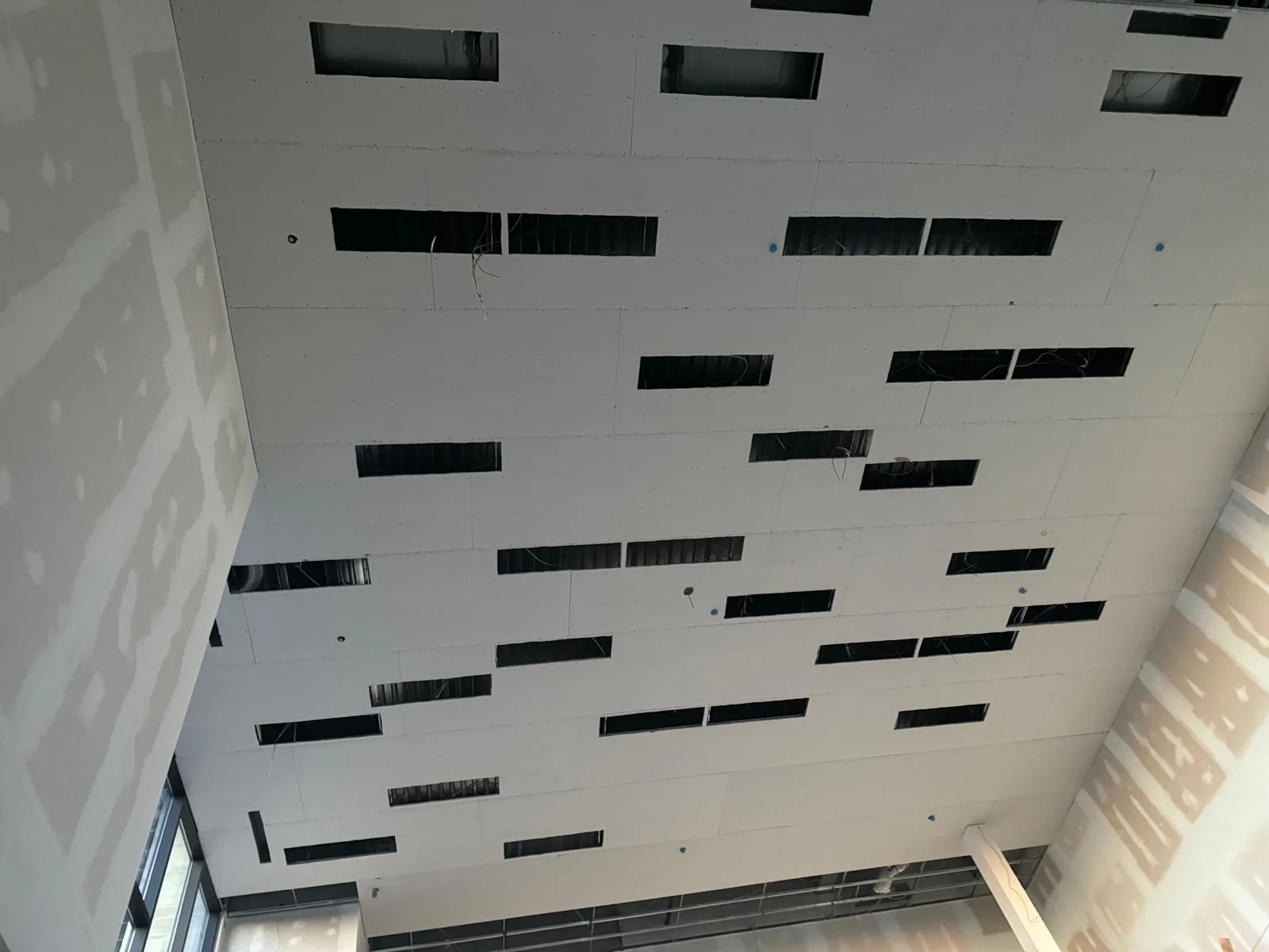 Slot ceiling
